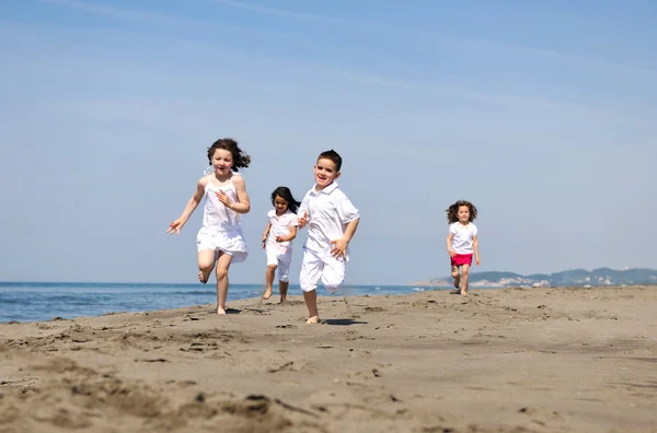 ビーチで遊んで幸せな子供のグループ — ストック写真