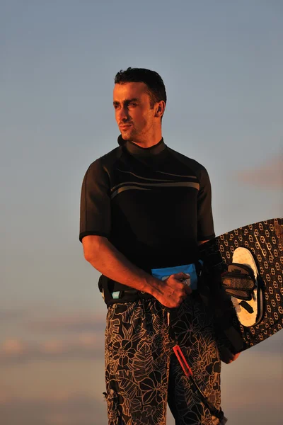 Portrett av en ung kitsurfemann på stranden ved solnedgang – stockfoto