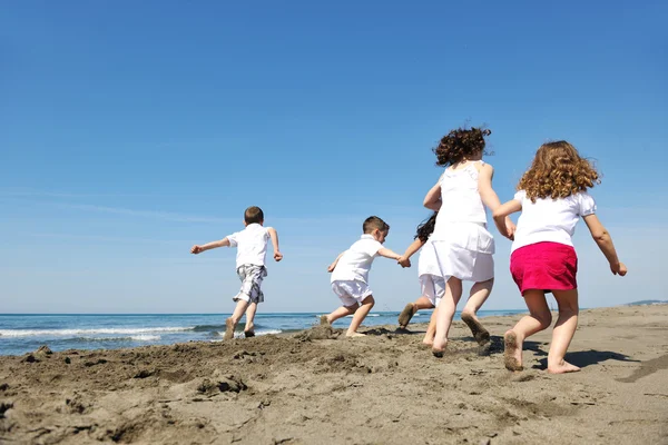 在海滩上玩的开心儿童组 — 图库照片