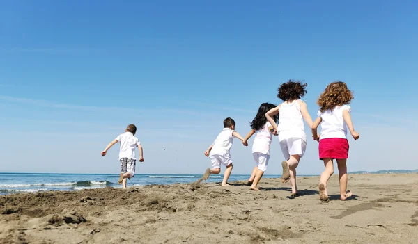 Щаслива дитяча група грає на пляжі — стокове фото