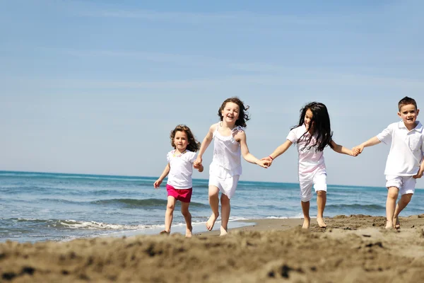 해변에서 노는 행복 한 아이 그룹 — 스톡 사진