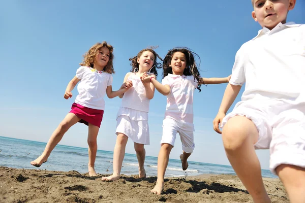 Ευτυχισμένη παιδική ομάδα που παίζει στην παραλία — Φωτογραφία Αρχείου