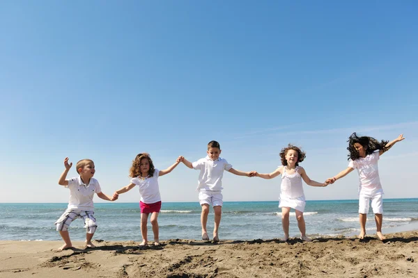 ビーチで遊んで幸せな子供のグループ — ストック写真