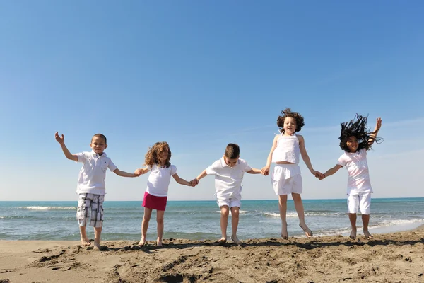 Szczęśliwe dziecko grupa gra na plaży — Zdjęcie stockowe