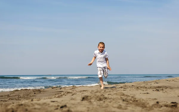 Liten pojke som springer på stranden — Stockfoto