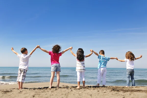 Kumsalda oynarken mutlu çocuk grubu — Stok fotoğraf