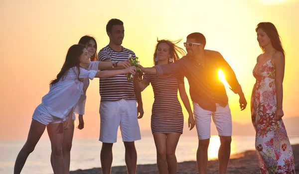 Grupp unga njuta av sommarfest på stranden — Stockfoto