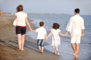 Mutlu genç aile sahilde eğleniyor.