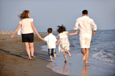 Mutlu genç aile sahilde eğleniyor.