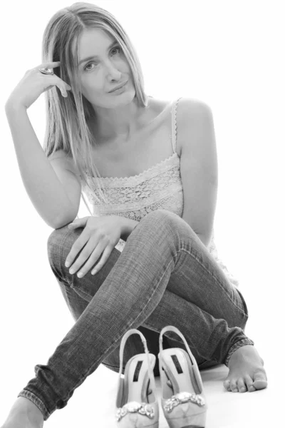 금발 여성 모델 포즈에 고립 된 흰색 배경 — 스톡 사진