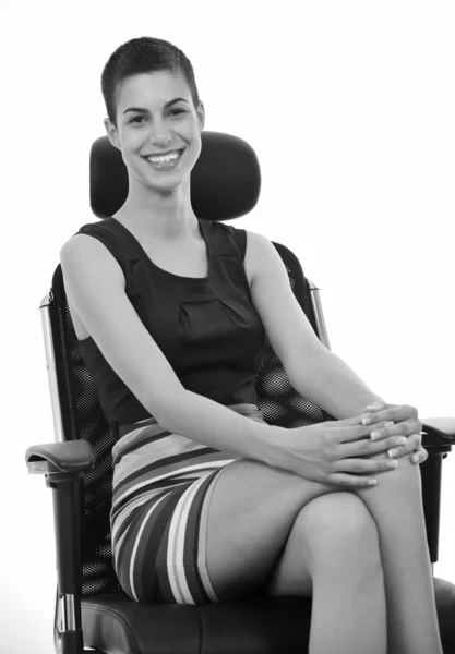 Brunette vrouwelijke model poseren op zakelijke stoel — Stockfoto
