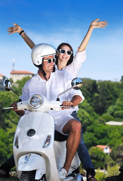 Retrato de feliz jovem casal de amor em scooter desfrutando de verão t — Fotografia de Stock