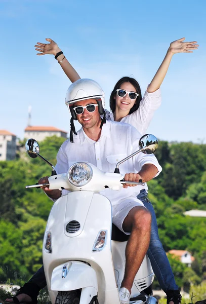 Портрет щасливої молодої пари кохання на скутері насолоджуючись літом т — стокове фото