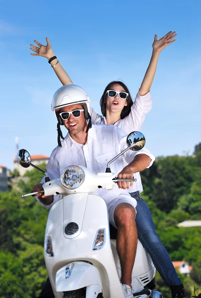 Retrato de feliz pareja de amor joven en scooter disfrutando de verano t — Foto de Stock