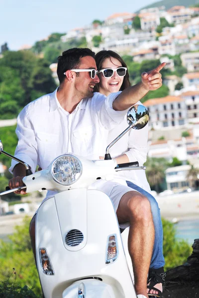 Портрет счастливой молодой влюбленной пары на скутере, наслаждающейся летней футболкой — стоковое фото