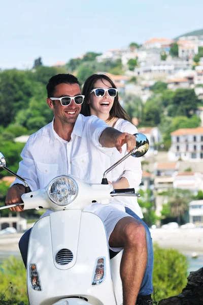 Mutlu genç aşk çift yaz t zevk scooter üzerinde portresi — Stok fotoğraf