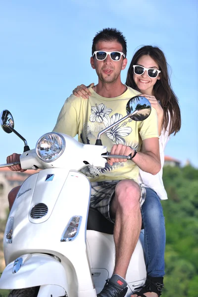 Ritratto di felice giovane coppia d'amore su scooter godendo estate t — Foto Stock