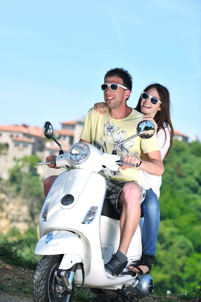 Портрет щасливої молодої пари кохання на скутері насолоджуючись літом т — стокове фото
