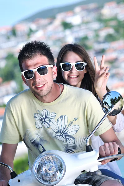 Boldog fiatal szerelmes pár élvezi nyári t robogó portréja — Stock Fotó