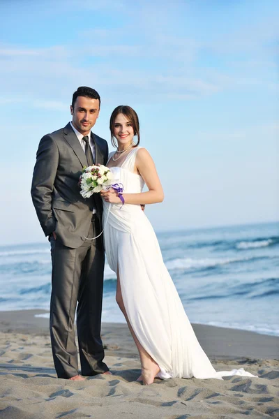 일몰 시 낭만적인 해변 결혼식 — 스톡 사진