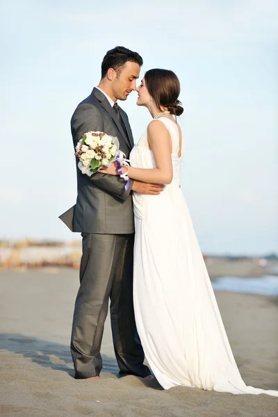 日没時のロマンチックなビーチの結婚式 — ストック写真