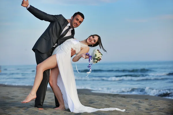 在日落的浪漫的海滩婚礼 — 图库照片