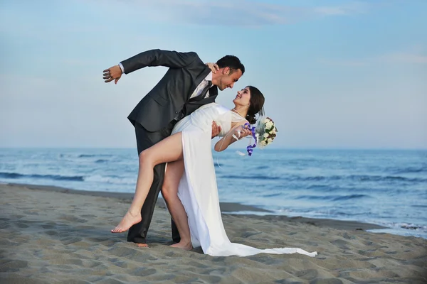Mariage romantique à la plage au coucher du soleil — Photo