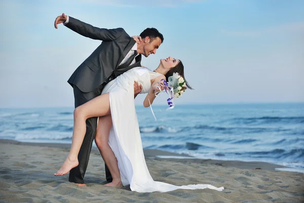 Boda romántica de playa al atardecer —  Fotos de Stock