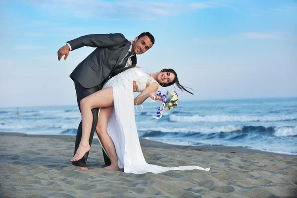 Svatba romantická pláž při západu slunce — Stock fotografie