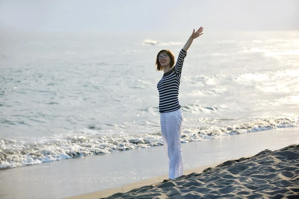 Νεαρή γυναίκα χαλαρώστε στην παραλία — Φωτογραφία Αρχείου