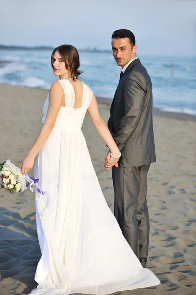 Romantikus tengerparti esküvő naplementekor — Stock Fotó
