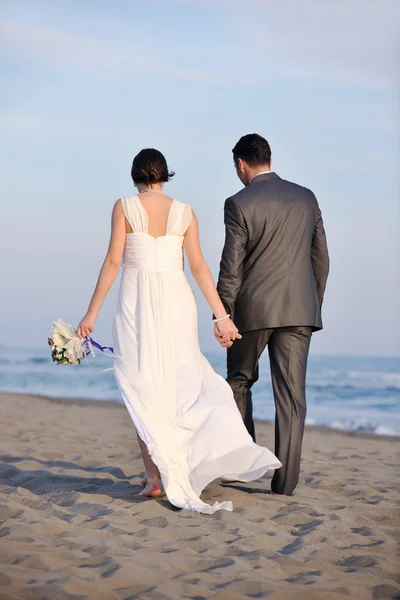 Romantische strand bruiloft bij zonsondergang — Stockfoto
