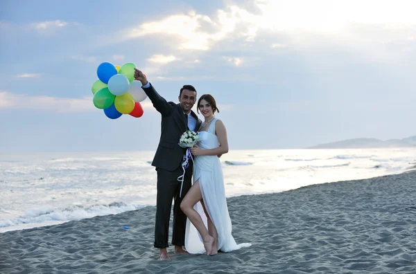 Romantische strand bruiloft bij zonsondergang — Stockfoto