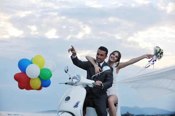 新婚夫妇在海滩上骑白色摩托车 — 图库照片