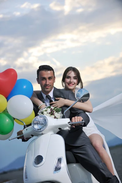 Couple marié sur la plage balade scooter blanc — Photo