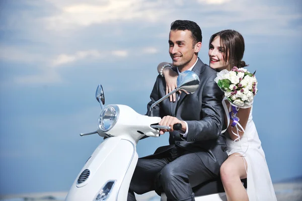 Gerade verheiratete Paare am Strand fahren weißen Roller — Stockfoto
