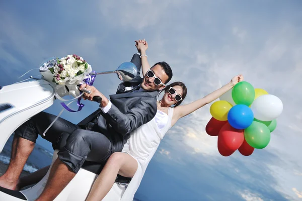 Gerade verheiratete Paare am Strand fahren weißen Roller — Stockfoto