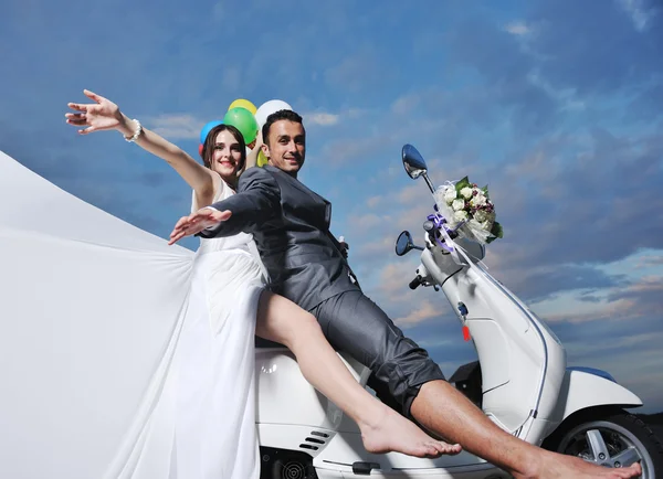 Kumsalda beyaz scooter süren evli bir çift. — Stok fotoğraf