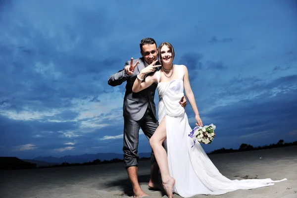 Matrimonio romantico sulla spiaggia al tramonto — Foto Stock