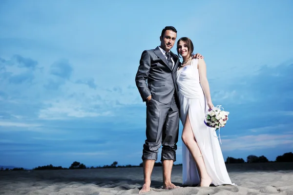 Романтичне пляжне весілля на заході сонця — стокове фото