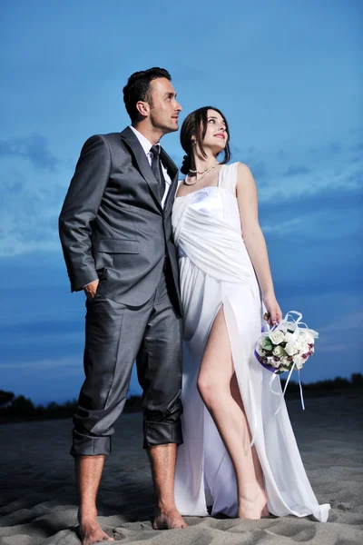 Романтическая пляжная свадьба на закате — стоковое фото