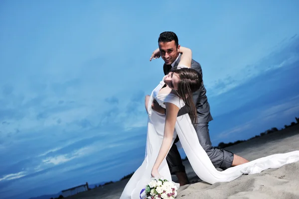 在日落的浪漫的海滩婚礼 — 图库照片