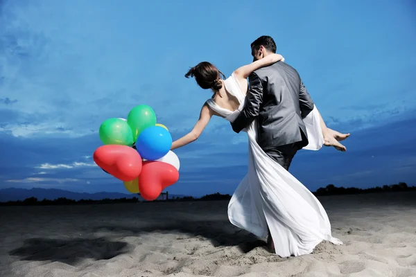 Романтическая пляжная свадьба на закате — стоковое фото