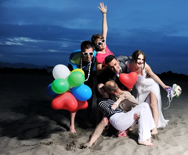 Heureux jeune groupe amusez-vous sur la plage — Photo