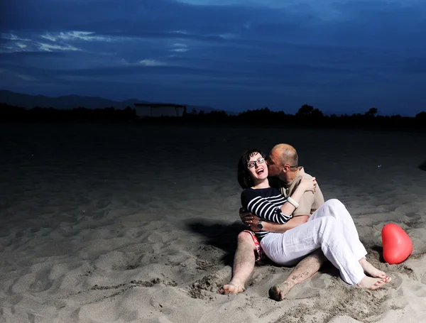 Fericit cuplu tineri să se distreze pe plajă — Fotografie, imagine de stoc