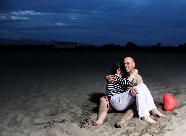 Pasangan muda yang bahagia selamat bersenang-senang di pantai — Stok Foto