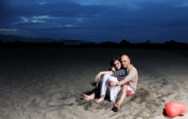 Fericit cuplu tineri să se distreze pe plajă — Fotografie, imagine de stoc