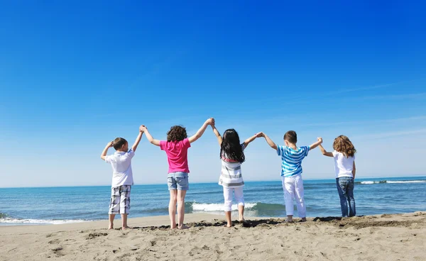 Barn som leker på stranden — Stockfoto