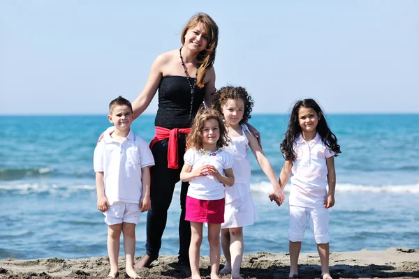 Retrato grupal de niños con profesor en la playa —  Fotos de Stock