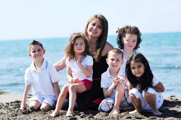 Retrato grupal de niños con profesor en la playa —  Fotos de Stock